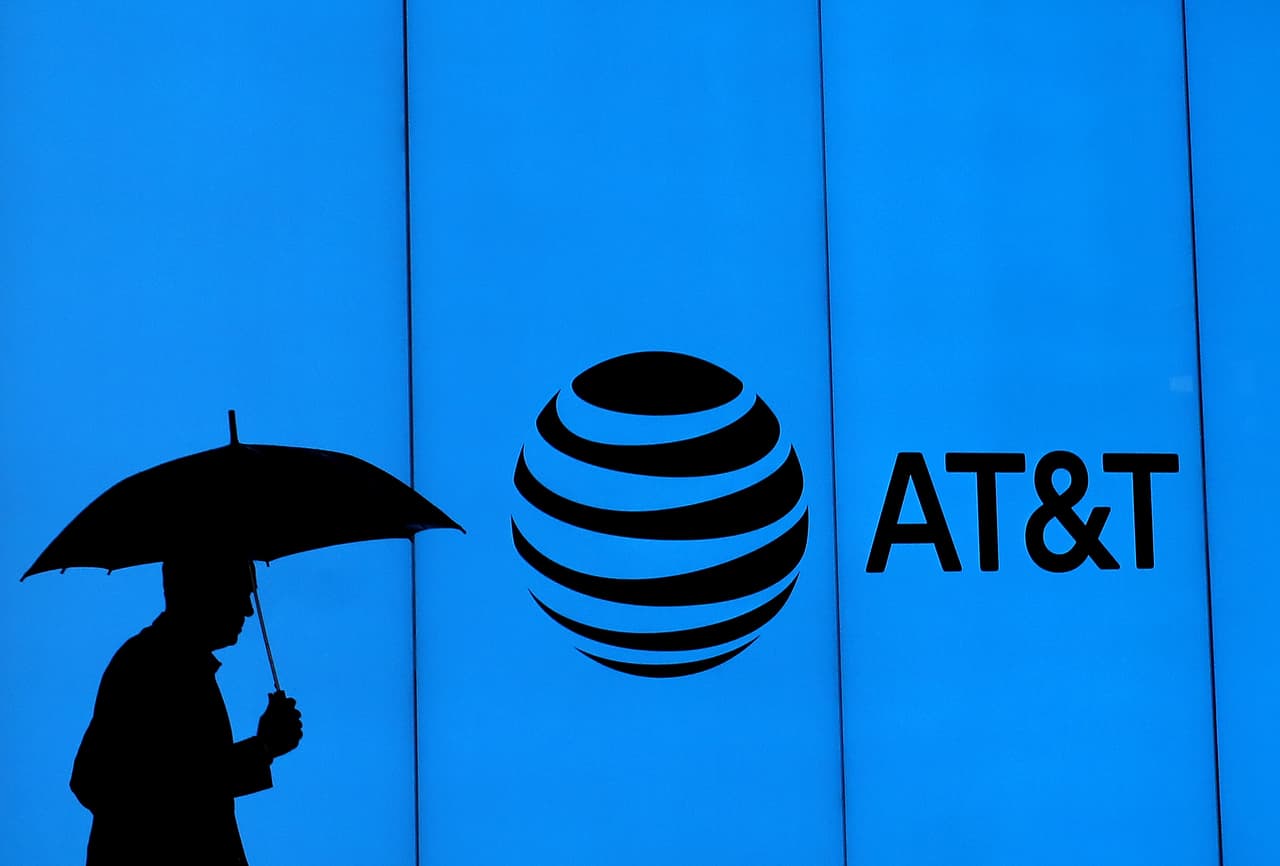 <h3 class="cms-H3-H3">AT&T</h3>
<br>
<br>La compañía de telecomunicaciones dijo este lunes por medio de un comunicado que había decidido 
<a href="https://twitter.com/ATTPublicPolicy/status/1348732435610169345?s=20" target="_blank">suspender las contribuciones</a> a los miembros del Congreso que votaron en contra de la certificación de los votos del Colegio Electoral.