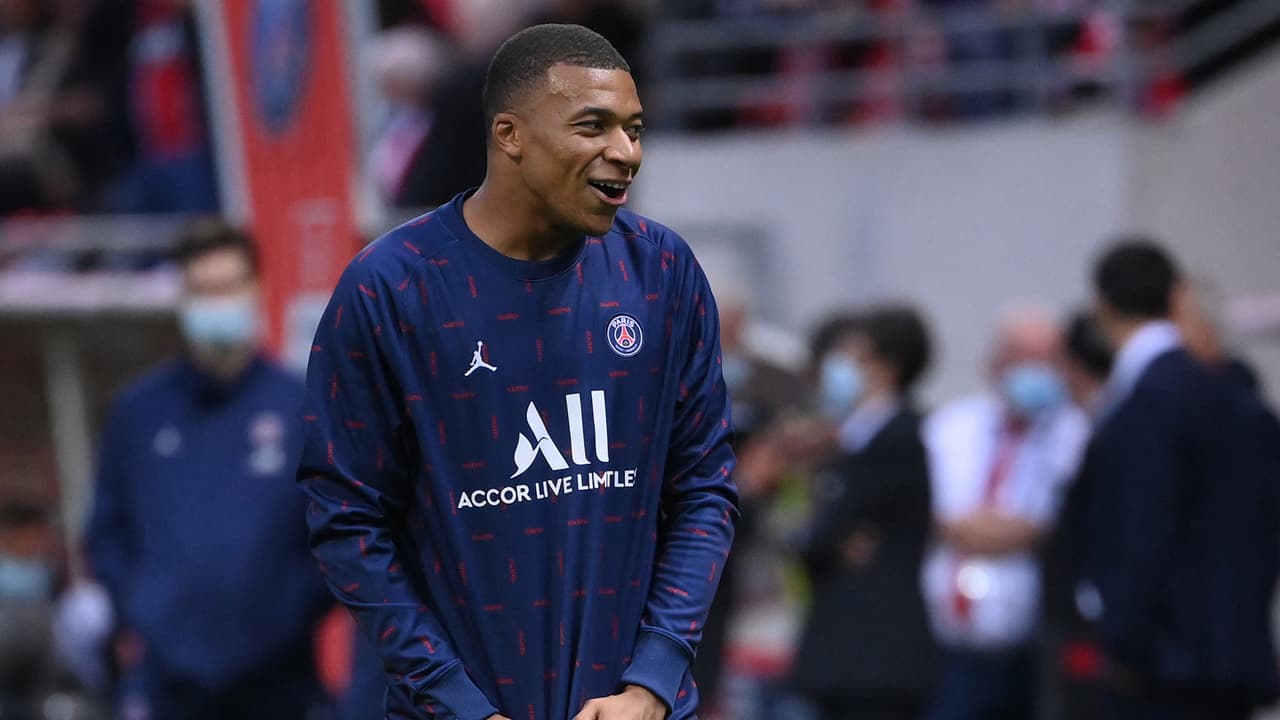 Mbappé hace su ‘juego’ y llega a entrenar con peculiar sudadera