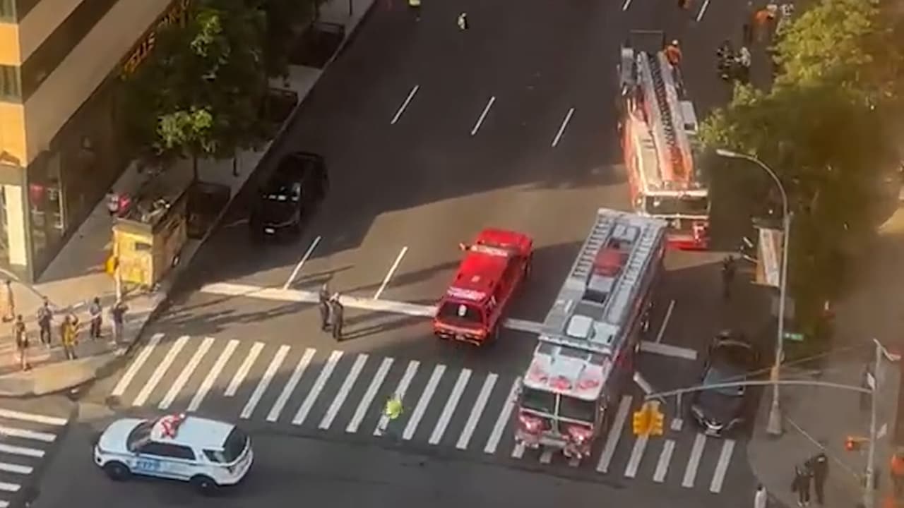 Las autoridades se encuentran evaluando los daños en el rascacielos al otro lado de la calle, el cual sufrió el golpe del brazo de la grúa al caer.
<br>