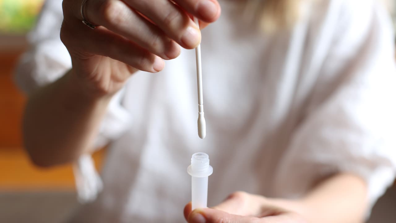 Cifras muestran aumento en casos de coronavirus cada verano, esto es lo que se prevé para este 2024