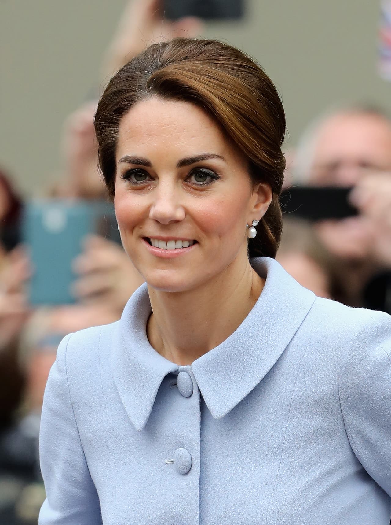 Ella ha confeccionado varios trajes sastres que adora la suegra de Kate, la Reina Isabel.