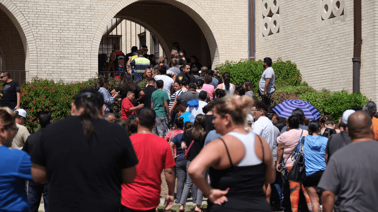 “Nomás de ver a mi hija que está bien, ya volví a la vida”, expresó una madre de familia, refiréndose al momento cuando se enteró de que su hija salió de la escuela y se encontraba bien.