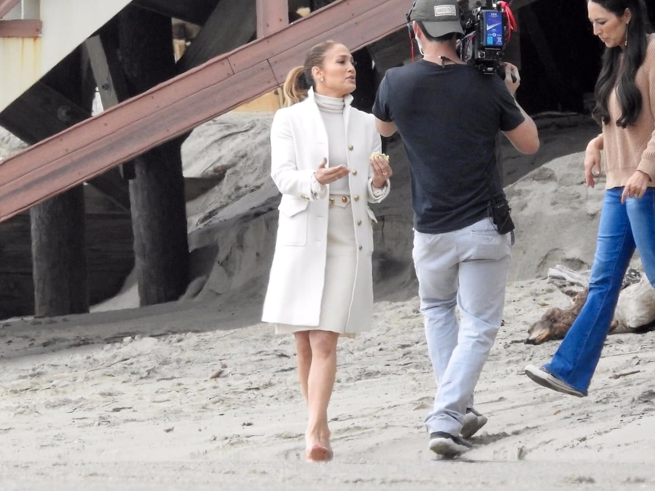 Jennifer López fue vista documentando el proceso de evaluación de la propiedad, por lo que no sería una sorpresa si luego hace público el antes y el después de su nuevo hogar.