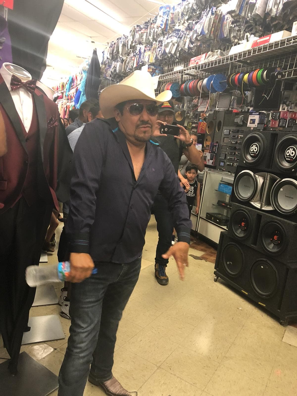 Pero eso no fue todo. El Feo se encontró unos seguidores en otra tienda y se puso de bailarín.