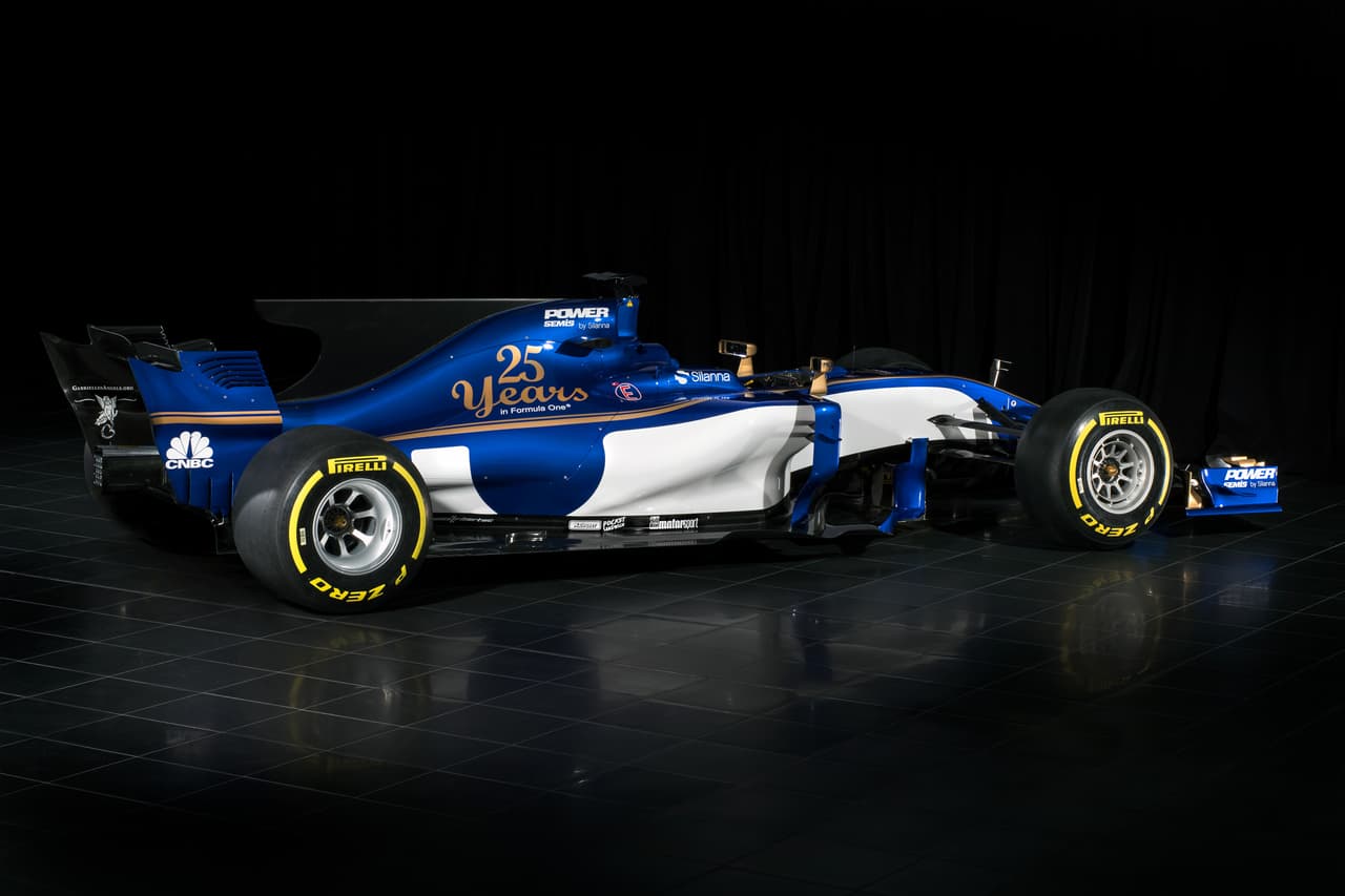 El Sauber C36 lleva un
<b>motor V6 turbocargado suministrado por <a href="http://www.univision.com/noticias/ferrari">Ferrari</a></b>. El mismo lleva cuatro válvulas por cilindro y alcanza las
<b>15,550 revoluciones por minuto de régimen</b>. Por reglamento, cada piloto cuenta con cuatro impulsores para utilizar duarante la temporada, que comienza el 26 de marzo en Australia.