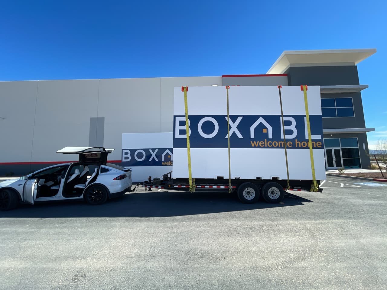 A diferencia de otras casas prefabricadas, estas 'Casitas' se pueden plegar desde 20 pies hasta formar un bloque de aproximadamente 8 1/2 pies, lo que permite que se puedan transportar en un camión, en trenes, contenedores de carga marítima o hasta que se puedan remolcar con una camioneta.