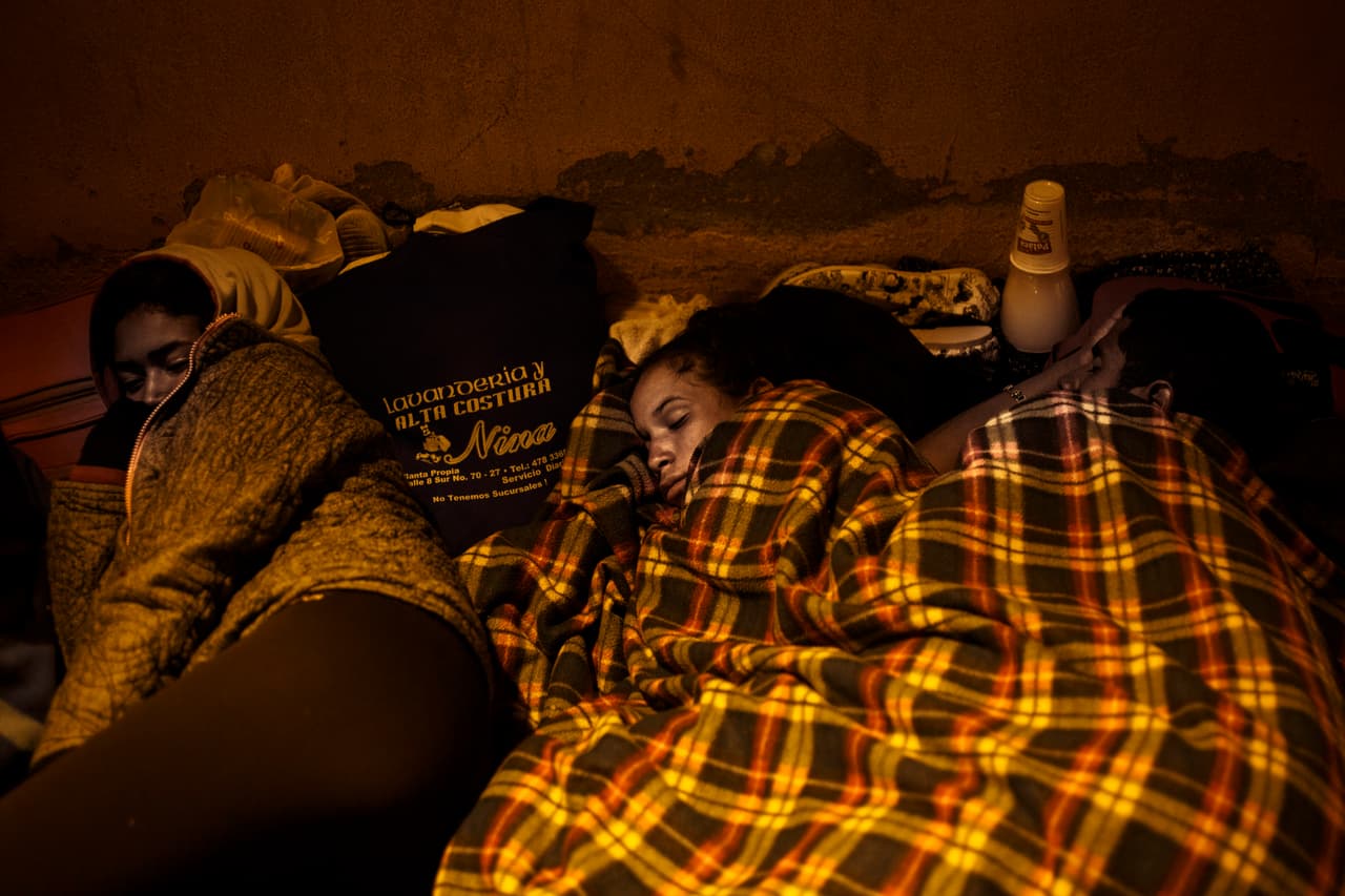 El terminal de Cárcelen, en Quito, se ha convertido en un lugar donde pernoctan los recién lelgados a la capital. Allí, muchos de ellos esperan días para conseguir dinero para el pasaje que les lleve a Perú o Chile.