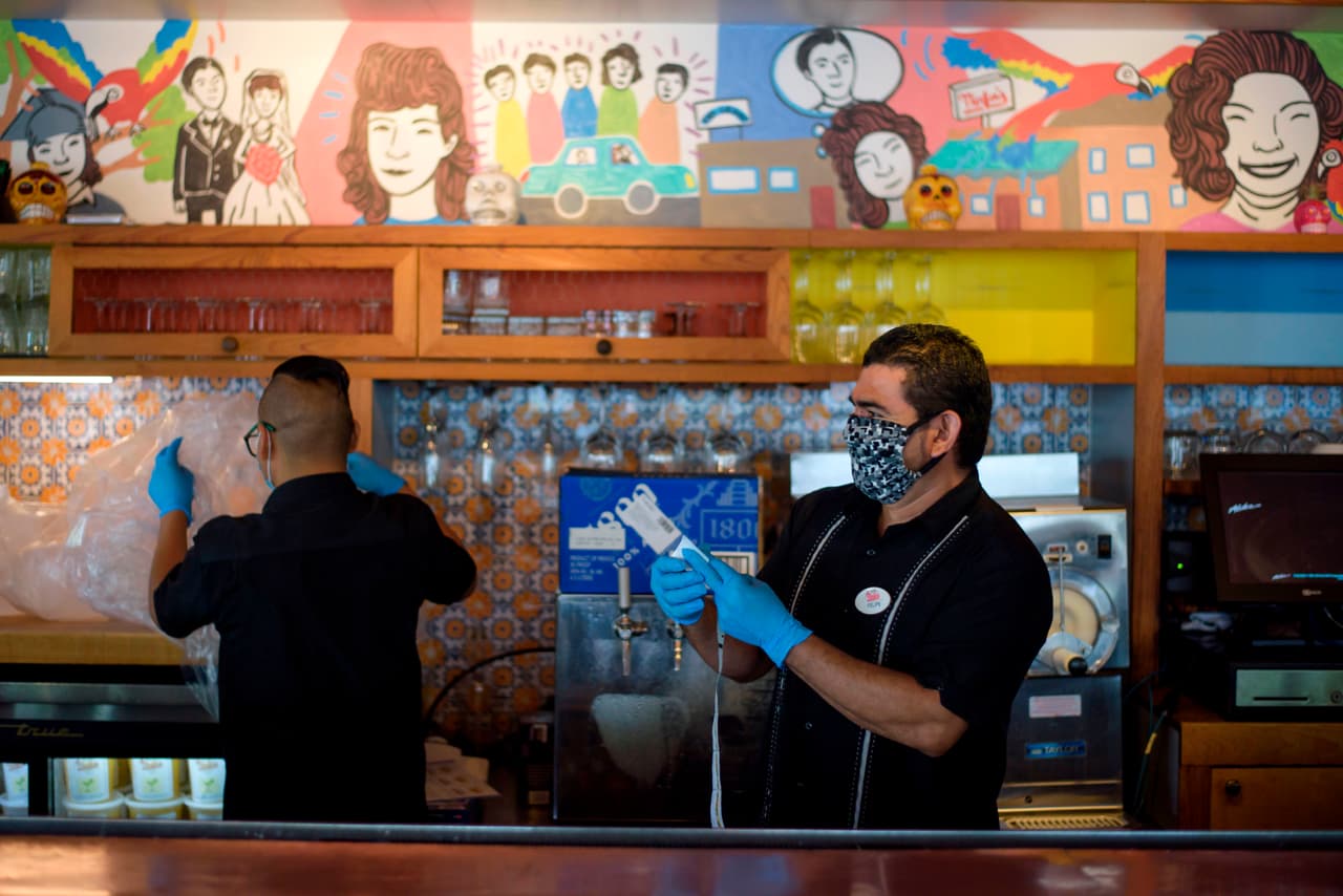 Los restaurantes pueden operar para un servicio de cena hasta 75% de la ocupación total registrada dentro del restaurante. La medida aplica solo a establecimientos que obtienen menos del 51% de sus ingresos de la venta de bebidas alcohólicas.