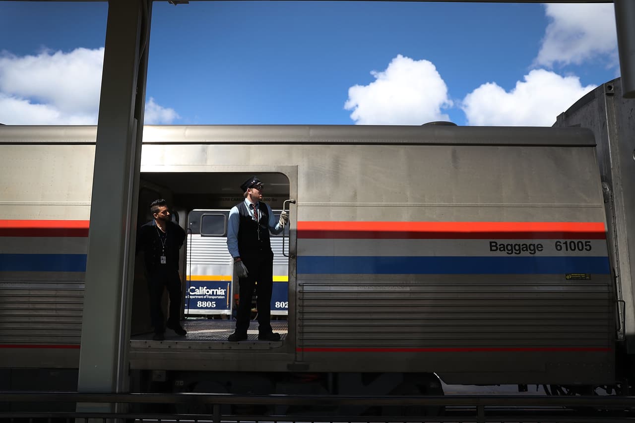 El conductor de un tren estacionado en Sacramento.