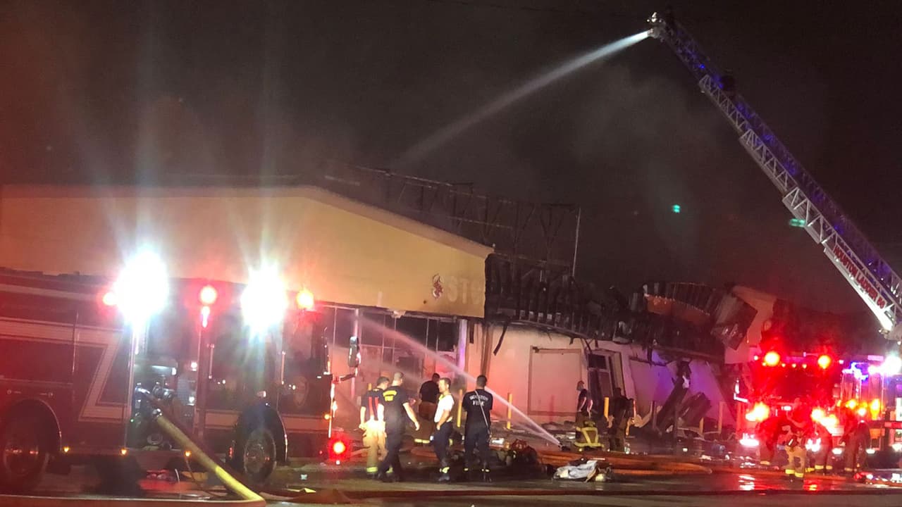 Los vecinos de la zona fueron evacuados y no se reportaron heridos. Un hombre alertó a desamparados que dormían afuera del lugar.