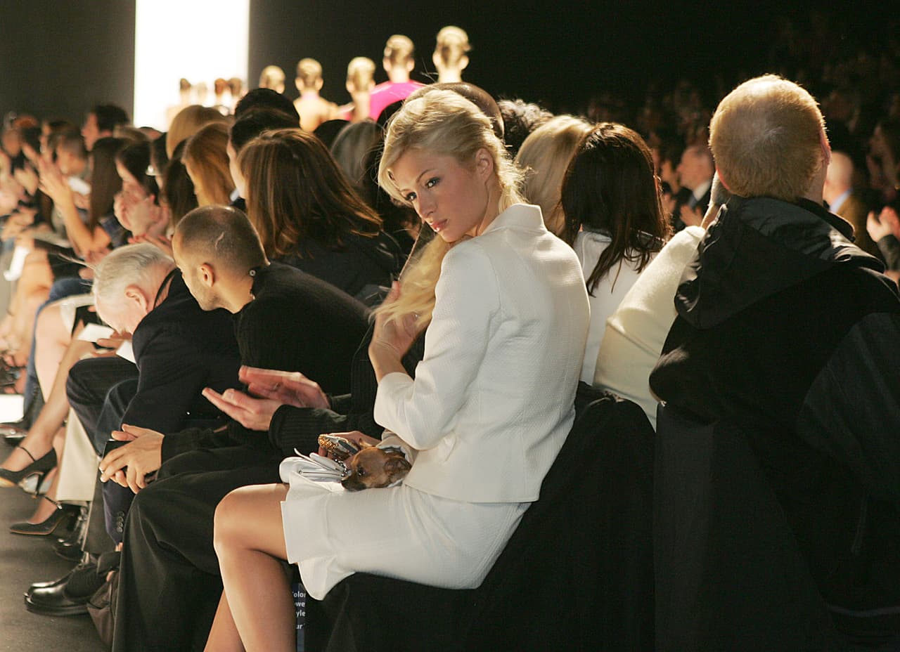 A esta famosa le llueven críticas por presumir que sus perros viven en su propia mansión de dos pisos 