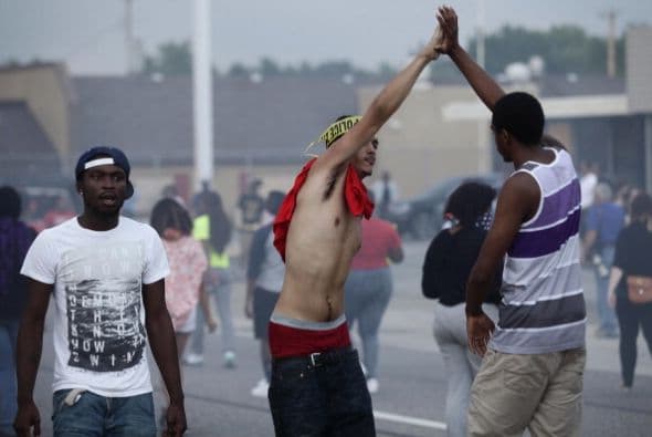 Algunos de los cuales dispararon armas de fuego que dejaron al menos un herido.