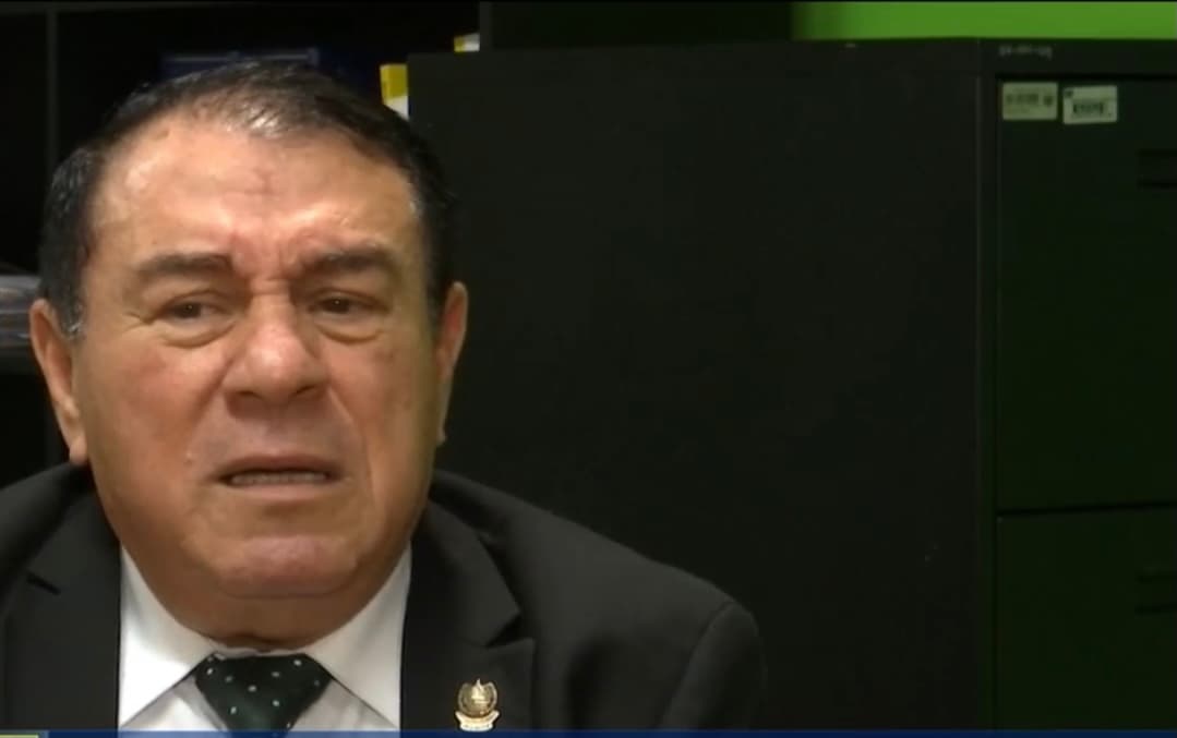 “Es una niña que 
<b>le sonríe a la vida y con muchos deseos de vivir y triunfar”</b>, cuenta el político e ingeniero eléctrico, quien se conmovió tanto que le donó nuevas prótesis para sus brazos. Lejos de sentirse complacida, Carballo vio con más admiración la actitud de Karla, quien se vio con sus prótesis nuevas y sus deseos de vivir aumentaron mucho más. 
<br>