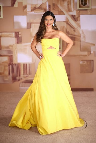 La conductora del reality show brilló más que nunca con este traje también en color amarillo.