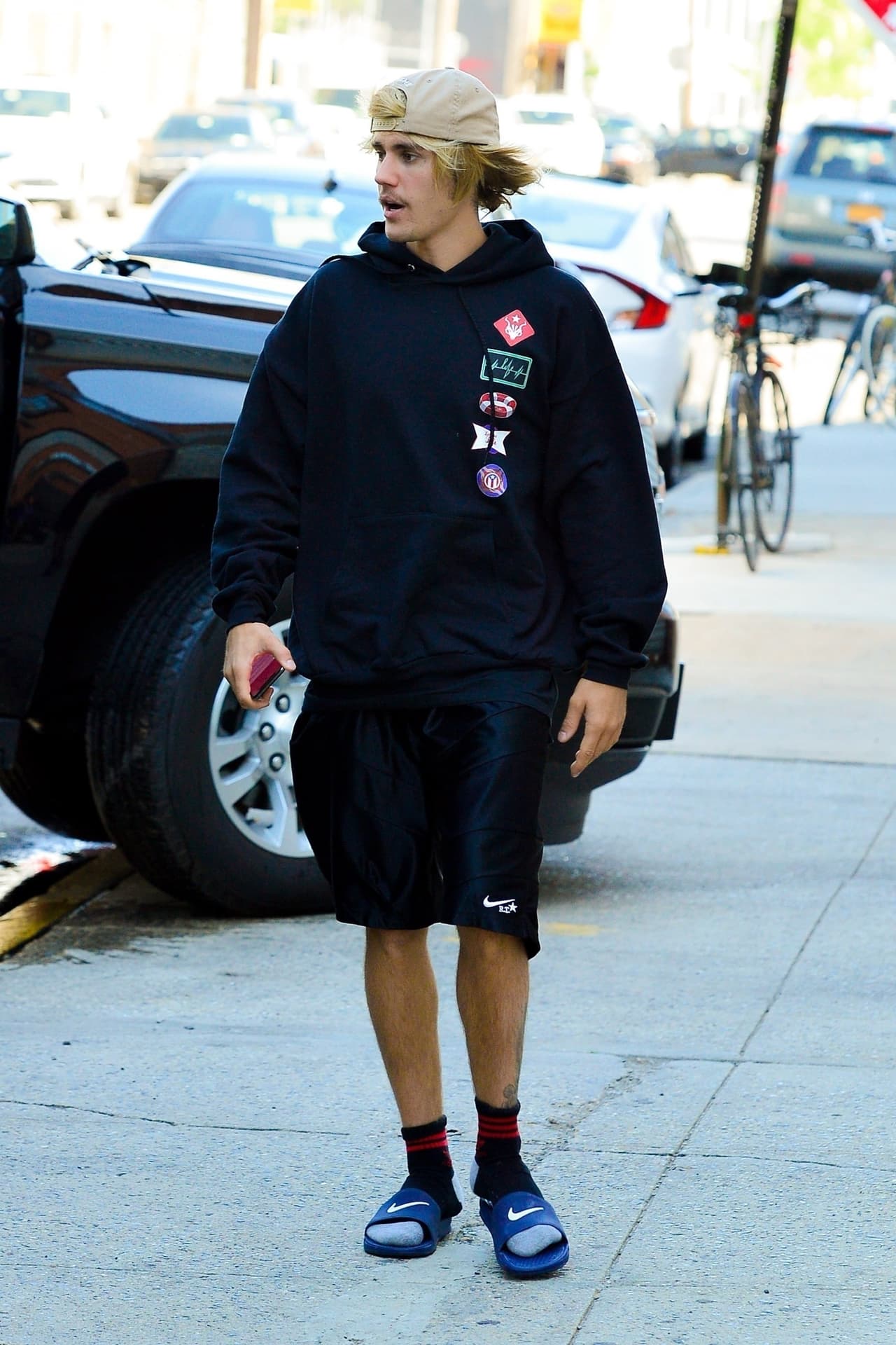 Igualmente no es raro verlo por las calles de Los Ángeles con un atuendo completamente informal.