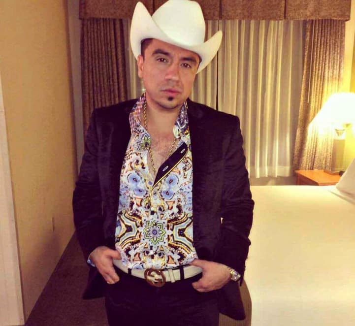 Los reportes indicaron que el cantante de 27 años estaba comiendo en un restaurante cuando fue atacado.