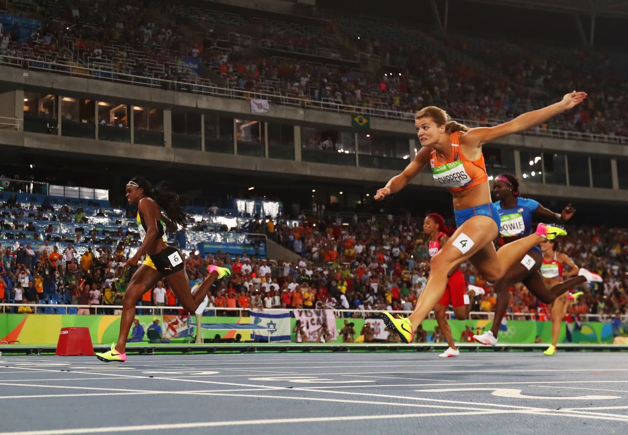 Momento de la llegada en la carreda de los 200 metros femenino, que ganó la corredora de Jamaica Elaine Thompson, superando a la holandesa Dafne Schippers.
