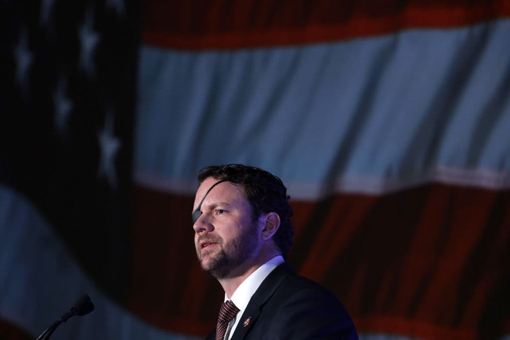 El congresista Dan Crenshaw, representante del distrito 2 de Texas (Houston), habló sobre el heroísmo de los norteamericanos. 
<br>
<br>"He visto a muchos héroes en toda mi vida", afirmó Crenshaw, quien durante la guerra de Afganistán sufrió una explosión que le hizo perder un ojo. El republicano, considerado como una de las figuras más populares del partido, elogió a "los héroes" que identifican a "Estados Unidos".