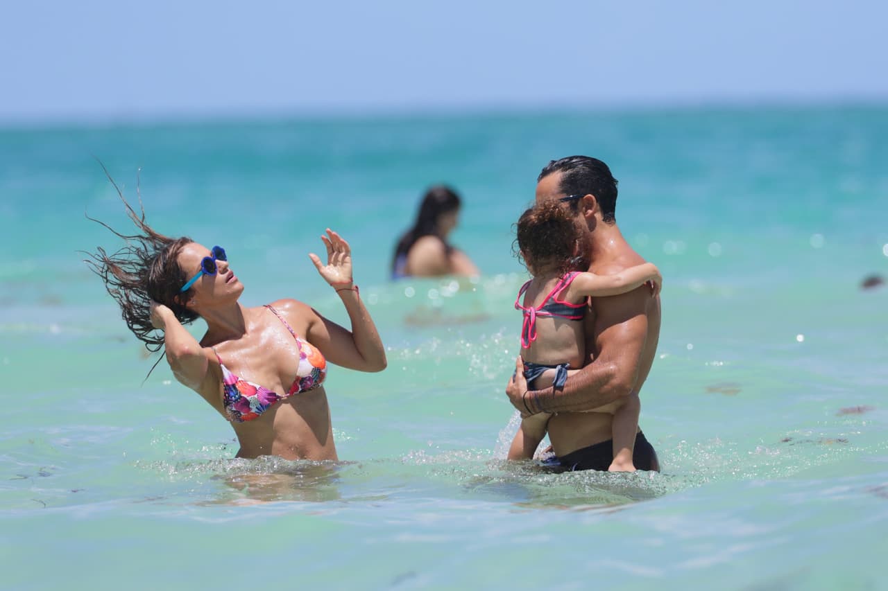 Jugando en las olas del mar.