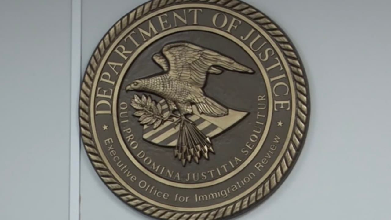 Para elegir a un abogado de inmigración confiable
<b>puedes hacer tu propia investigación</b> personal por medio de internet, revisando los comentarios ‘reviews’ de sus clientes por sus servicios y buscar artículos relacionados con él o ella.