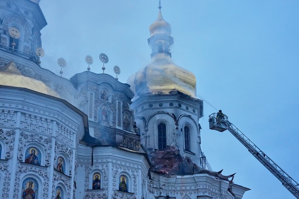 Los bomberos extinguieron un incendio en la Lavra de Kiev-Pechersk, también conocida como el Monasterio de las Cuevas, tras un ataque ruso con misiles y drones en Kiev, Ucrania, el lunes 15 de junio de 2026.