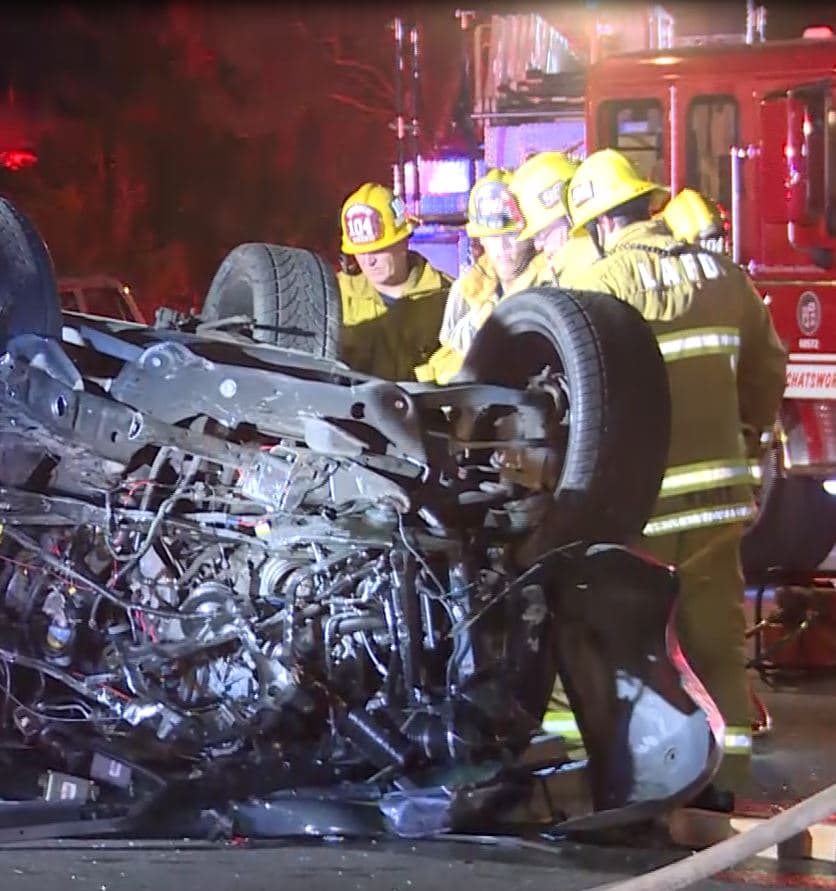 Las autoridades no descartan que el carro viajaba a gran velocidad antes de perder el control y estrellarse.