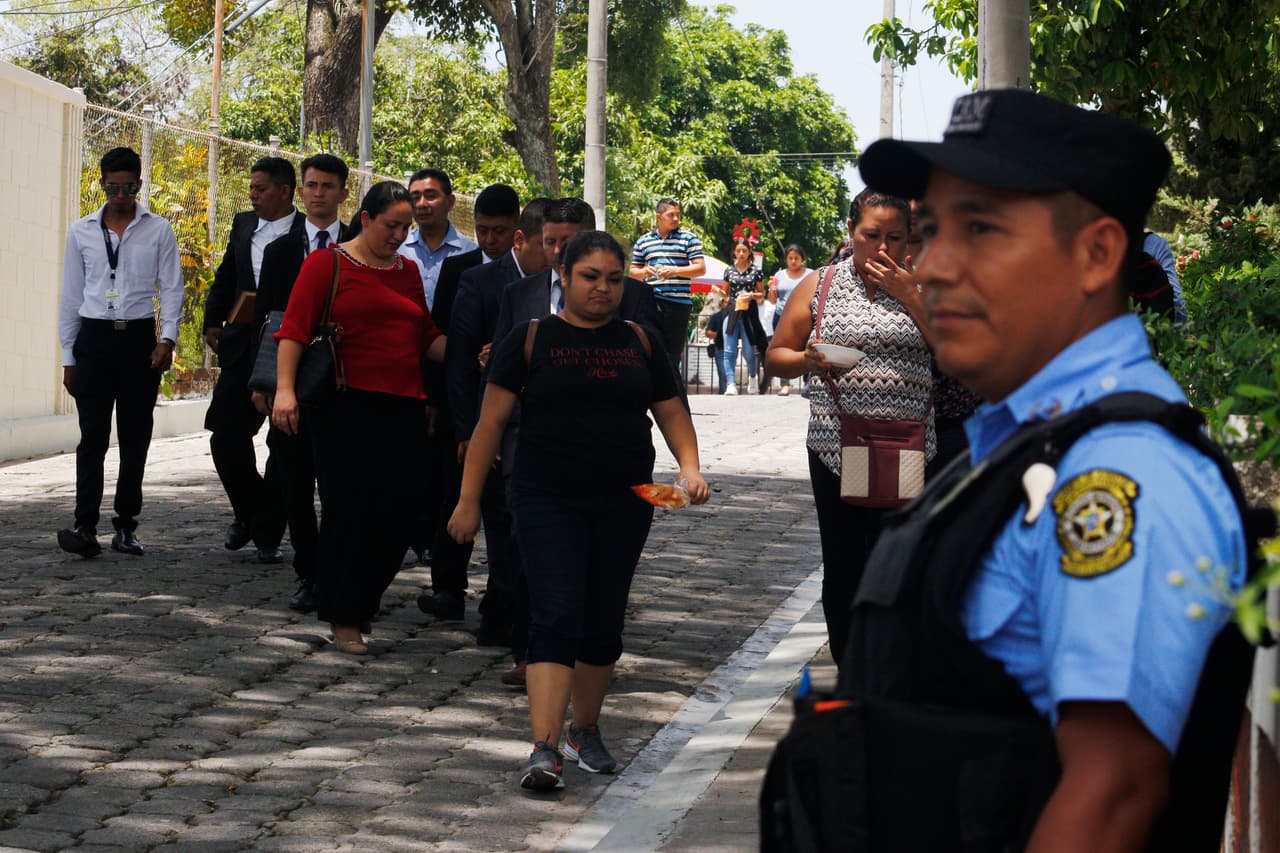 La funeraria y el cementerio eran custodiados por miembros del Cuerpo de Agentes Metropolitanos de San Salvador.