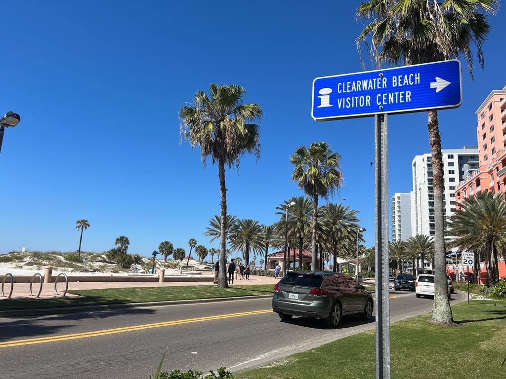 El primer lugar lo ocupó Clearwater Beach, ubicada en la costa centro-oeste de Florida, seguida por 
<a href="https://www.univision.com/local/north-carolina-wuvc/emerald-isle-beach-playa-de-carolina-del-norte-que-esta-entre-las-mejores-de-estados-unidos-para-visitar-en-2023-fotos" target="_blank">Emerald Isle Beach en Carolina del Norte</a> y Lauderdale-By-The-Sea Beach al sureste de Florida.