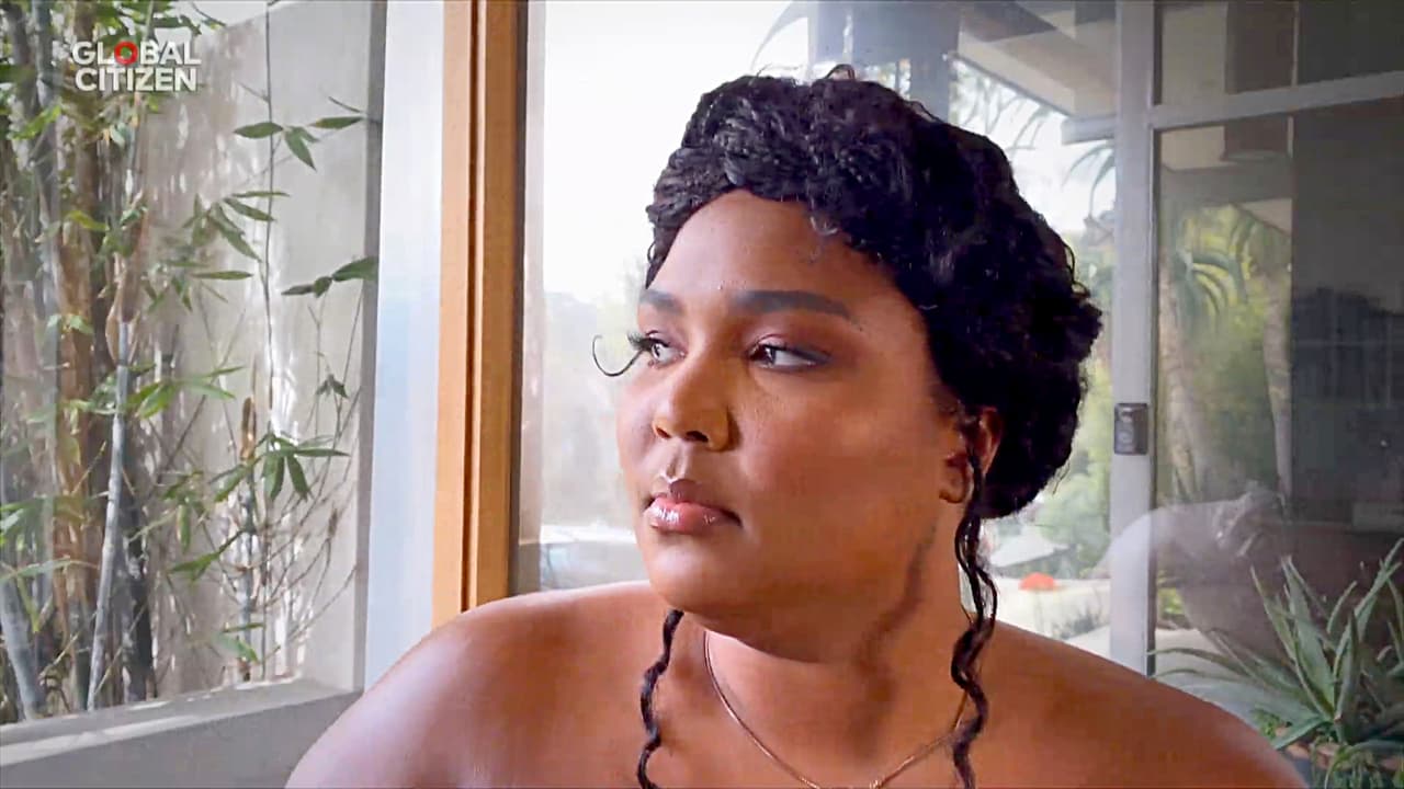Lizzo cantó el inspirador himno gospel 'A change it's gonna come'.