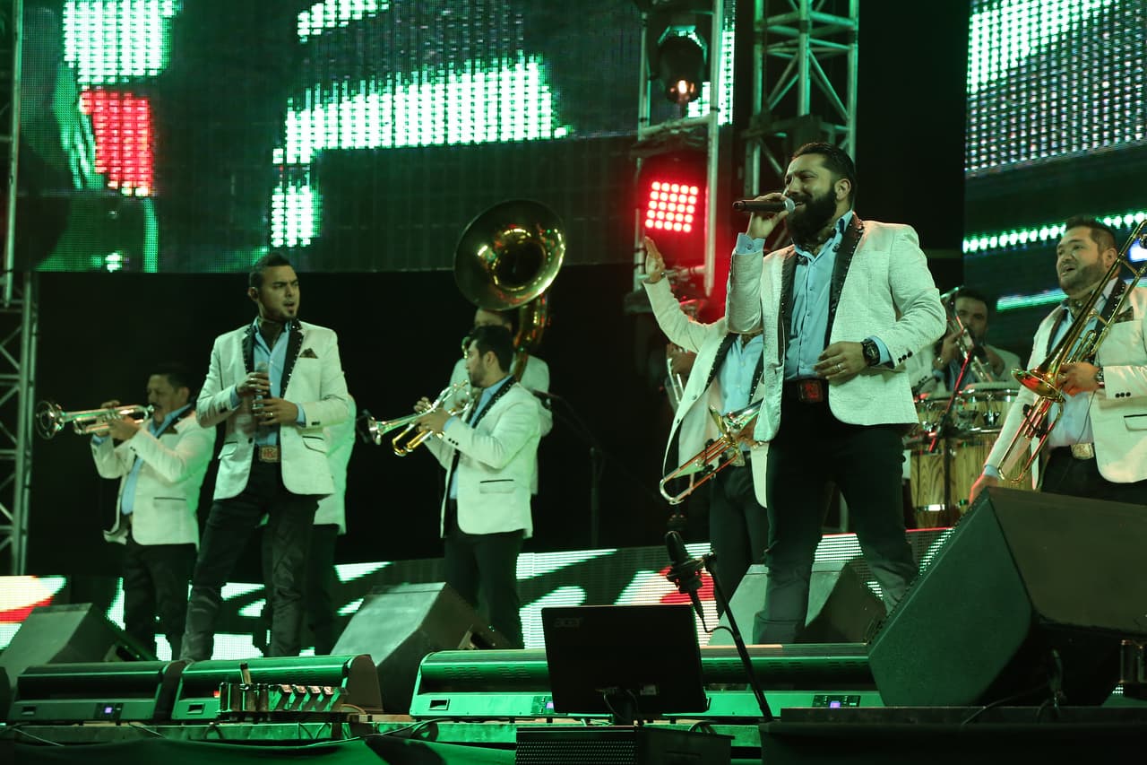 Pero Geovanni no se quedó atrás y también puso a cantar al público.