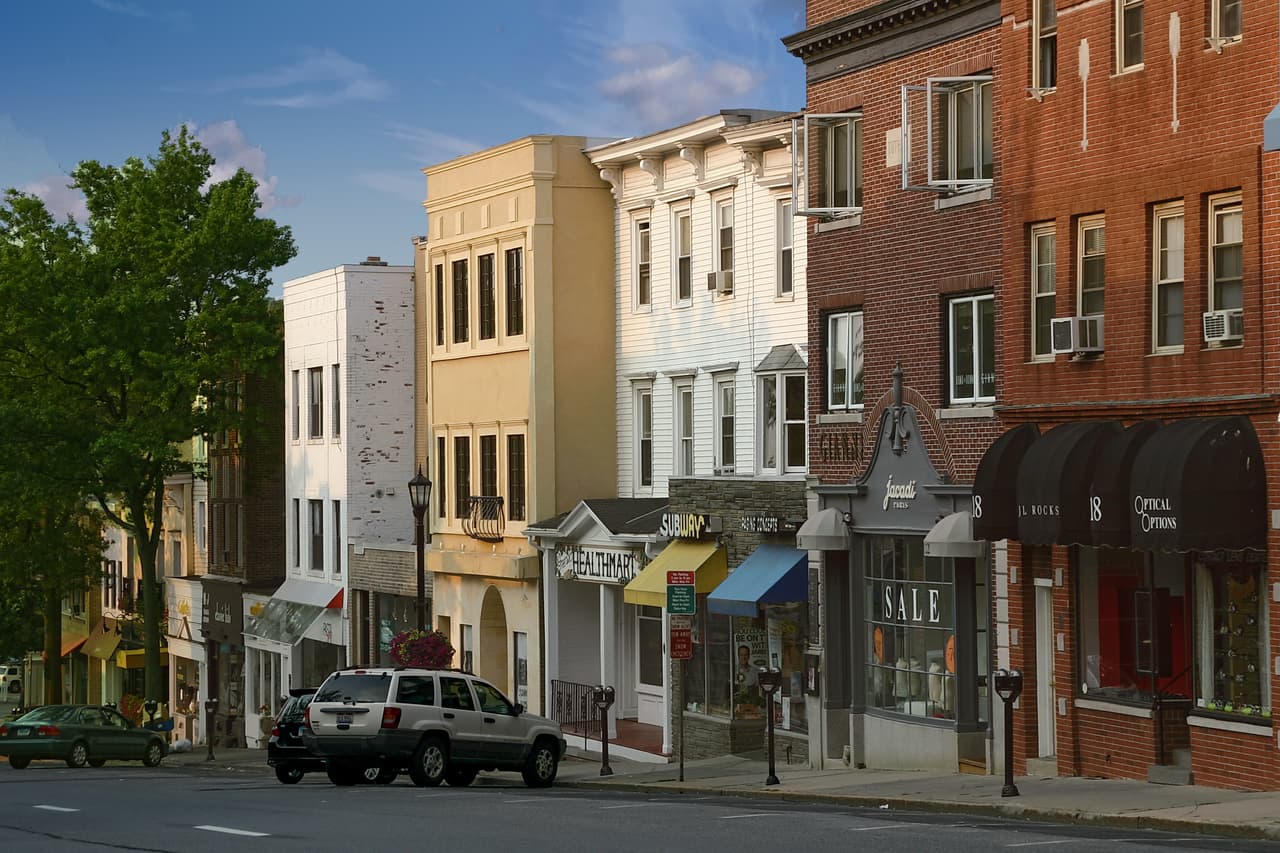 <b>Puesto 18. Connecticut.</b>
<br>
<br>Gasto anual en juegos de azar (loterías): 470 dólares por adulto (1,300 millones en total).
<br>
<br>En el estado solo existen dos casinos comerciales y en estos establecimientos había un total de 7,499 máquinas de juego en 2019. Los ingresos del juego que obtiene el estado solo provienen de las loterías.
<br>
<br>El estudio advierte que el comportamiento de los jugadores en 2020 pudo haberse afectado por las consecuencias económicas y restricciones de la pandemia del
<a href="https://www.univision.com/temas/coronavirus"><u>covid-19</u></a>.