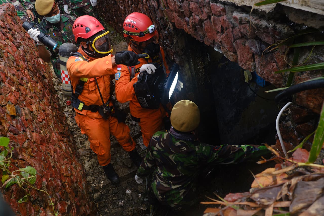 Rescatistas y personal militar en labores de búsqueda de víctimas en un resort golpeado severamente por el tsunam este sábado en Indonesia.