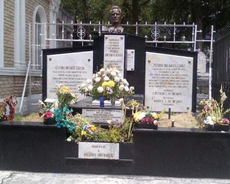 Obviamente la tumba de Pedro Infante, en el Panteón Jardín, de la Ciudad de México, es sin duda uno de los monumentos o bustos más visitados del artista, tanto por nacionales como por extranjeros.