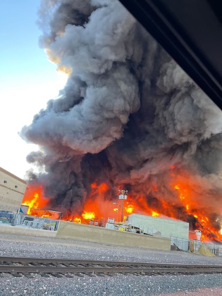 El incendio comenzó alrededor de las 6 de la tarde cerca de las avenidas 59 y Glendale, cuando repentinamente un semirremolque se prendió cerca de una planta de reciclaje.