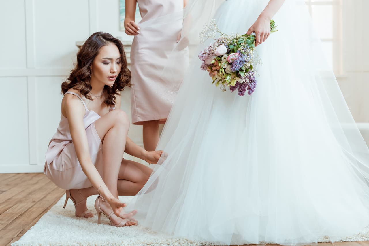 <b>Dama de honor profesional.</b>
<br>
<br>Más allá de las amigas, fundamentales para el éxito de una boda, las damas de honor profesionales trabajan para ayudar a las novias en su gran día.
<br>
<br>Debe tener una habilidad especial para resolver problemas y conocimiento profundo de los detalles de estos eventos.
<br>
<br>No tiene requisitos educativos específicos, pero las habilidades de negocios en general y en el servicio al cliente ayudan a sobresalir en esta actividad.
<br>
<br>Salario promedio: entre 18,000 y 95,000 dólares al año.
<br>