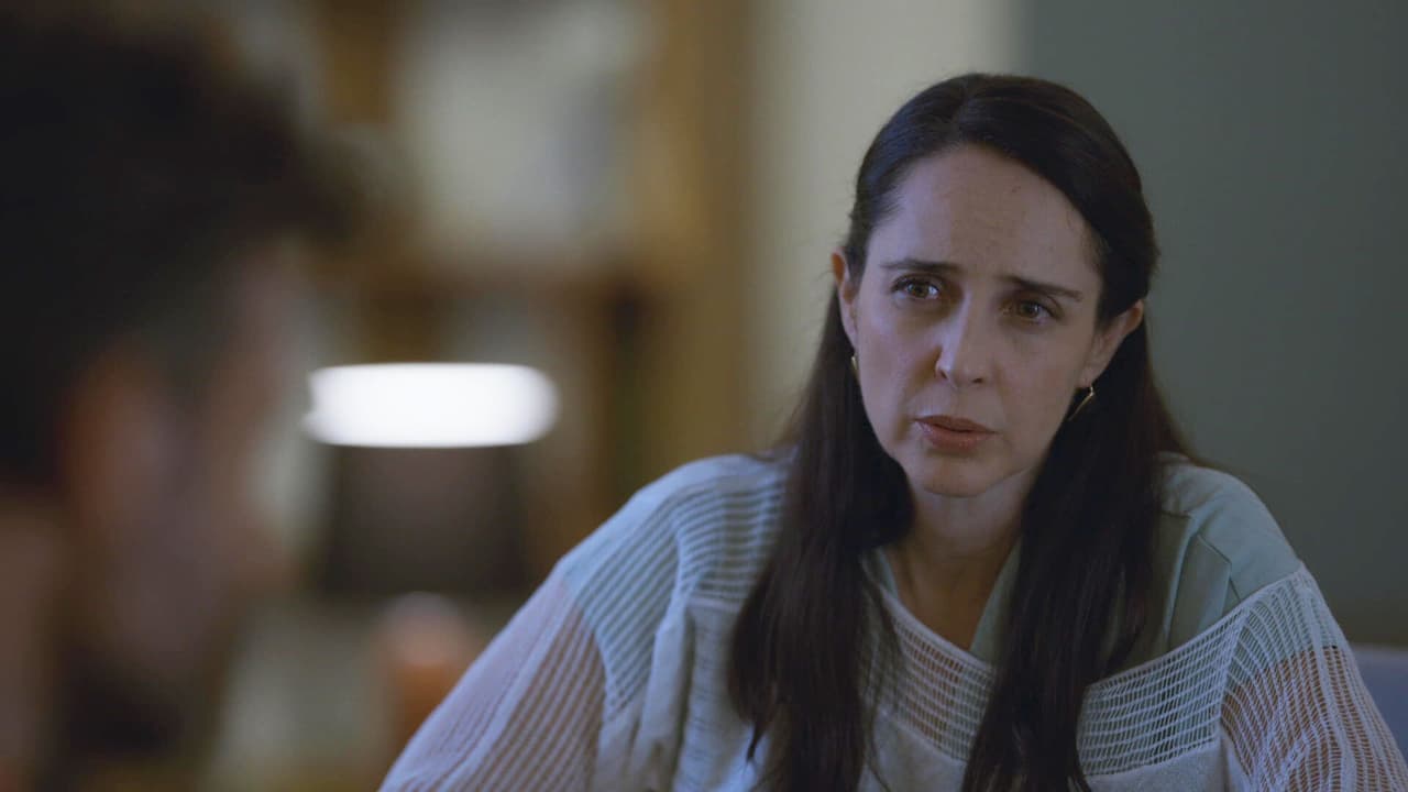 Melissa, amiga de Karen investiga a fondo sobre el orfanato en la frontera