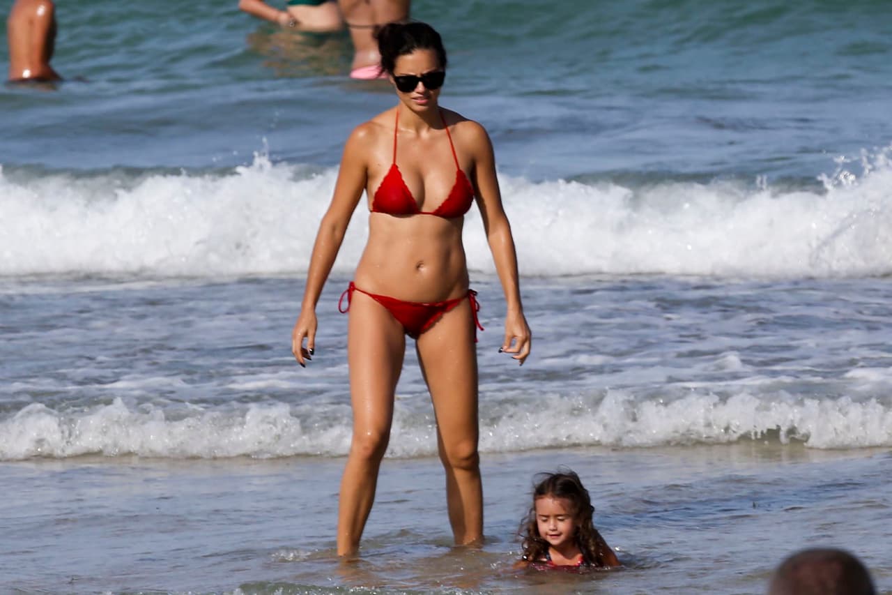 Se la vio muy relajaba con su bikini rojo.