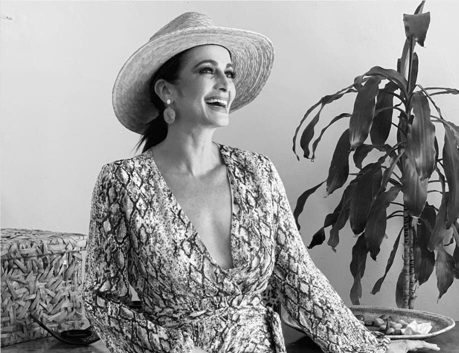 Pero hace un año dejó el volante. Los productores de teatro y televisión comenzaron a buscarla de nuevo y poco a poco retomó su carrera como actriz. 
<br>