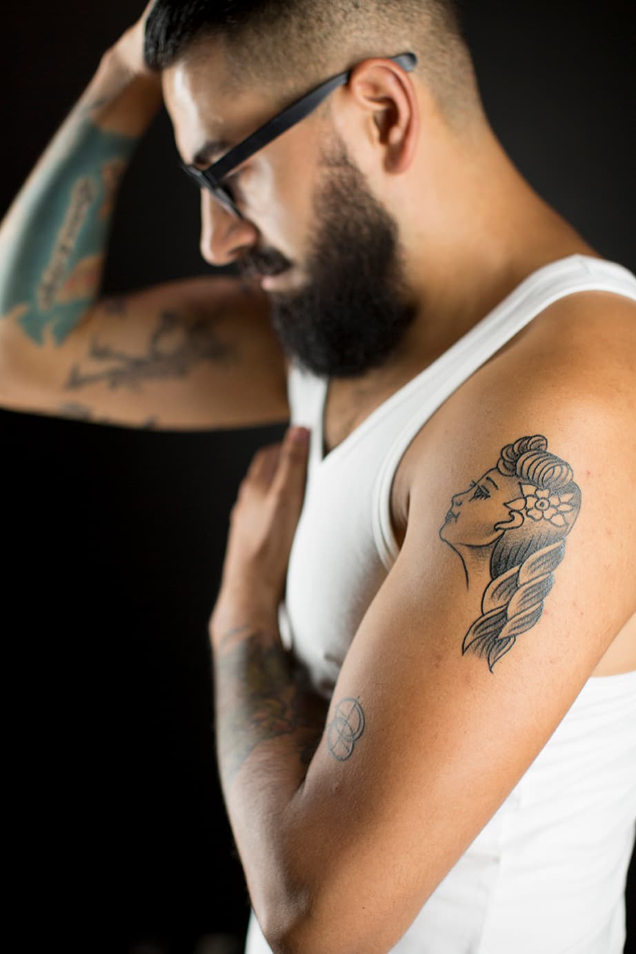 "Algunos no tienen significado, pero otros sí, como el que tengo de mi mamá. El número 48 que me lo hice hace como tres años, cuando me enfermé, me recuerda que no debo dejarme caer. Sigo a varios tatuadores en Instagram, pero no me visualizo esperando para una cita con ellos, pues a veces quiero que me tatúen algo y ya. Creo que tatuarse es algo adictivo, empecé con uno y dije ‘ahí me quedo’, después lo retoqué y seguí haciéndome más,” afirma.
<br>