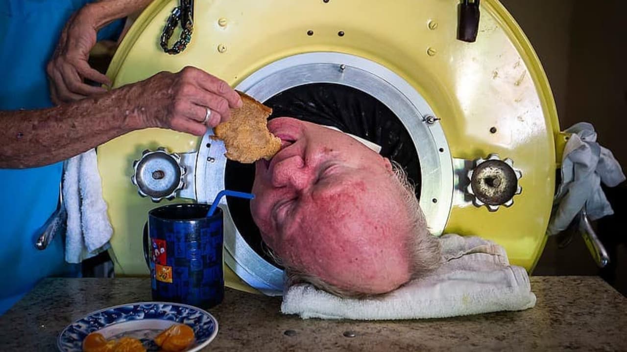 En un video de sus redes sociales, se observa cómo una persona ayuda a Paul Alexander a comer.