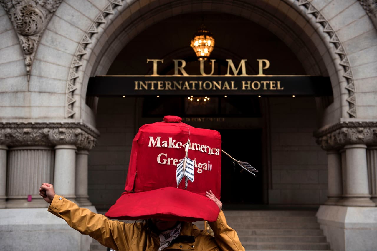 Una activista se encuentra de pie frente al hotel Trump International mientras protesta contra el oleoducto y se manifiesta por los derechos de los nativos americanos durante la protesta del Native Nations Rise el 10 de marzo de 2017 en Washington, DC.