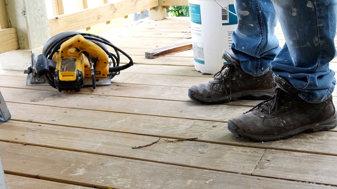 Cómo se protegen los trabajadores de la construcción del calor extremo en Texas sin 'water breaks' obligatorios
