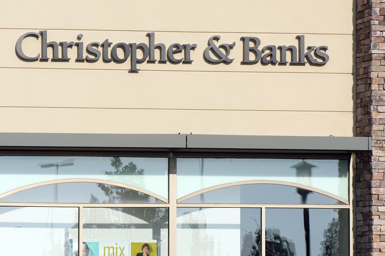 <b>Christopher and Banks.</b> Esta cadena de ropa para mujeres, fundada en 1956, redujo su flujo de efectivo de manera importante y contrató recientemente una empresa de consultoría inmobiliaria para reestructurar sus contratos de arrendamiento. Según la investigación, son tiempos difíciles para el comercio de indumentaria femenina.