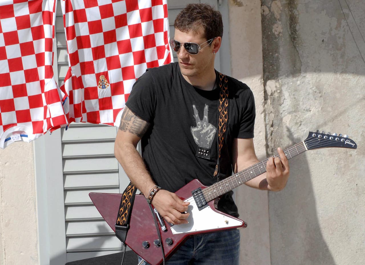 La Euro 2008 fue su gran debut como DT y él lo preparó componiendo una canción de rock para apoyar a Croacia.