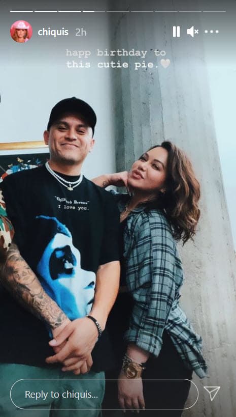 En una de ellas se lee: "
<b><a href="https://www.univision.com/shows/despierta-america/chiquis-rivera-sorprendida-con-su-nuevo-romance-emilio-sanchez">Feliz cumpleaños a esta linda persona</a></b>" y agregó un corazón.
<br>