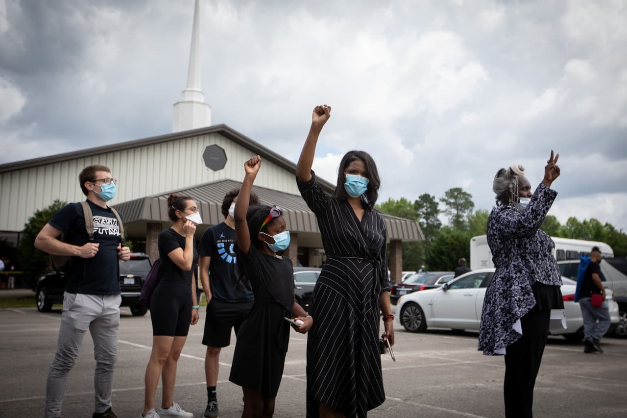 Asistentes a la ceremonia protegidos con máscaras contra el coronavirus. “Van a pasar meses, sino un año, hasta que vayamos a juicio. No se puede dejar que esto se apague", dijo Sharpton a la agencia AP.
<br>