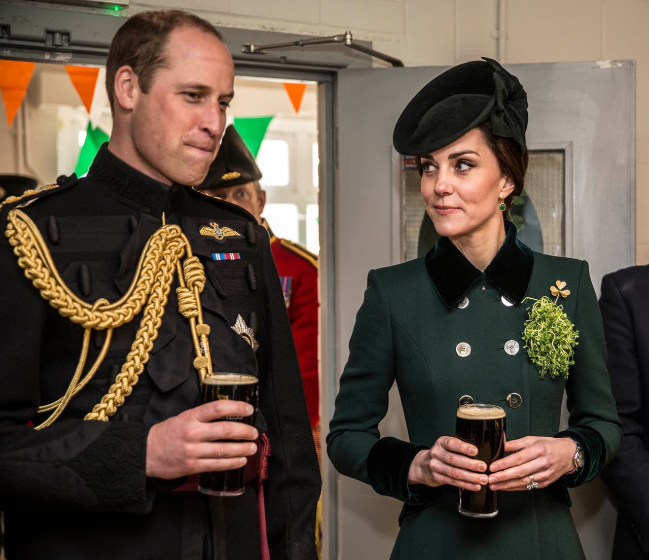 Kate y William con el Primer Batallón de las Guardias Irlandesas durante el Día de San Patricio, el viernes 17 de marzo, 2017.