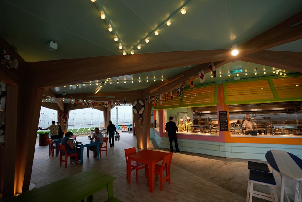 Un hombre hace un pedido en un restaurante a bordo del Icon of the Seas.