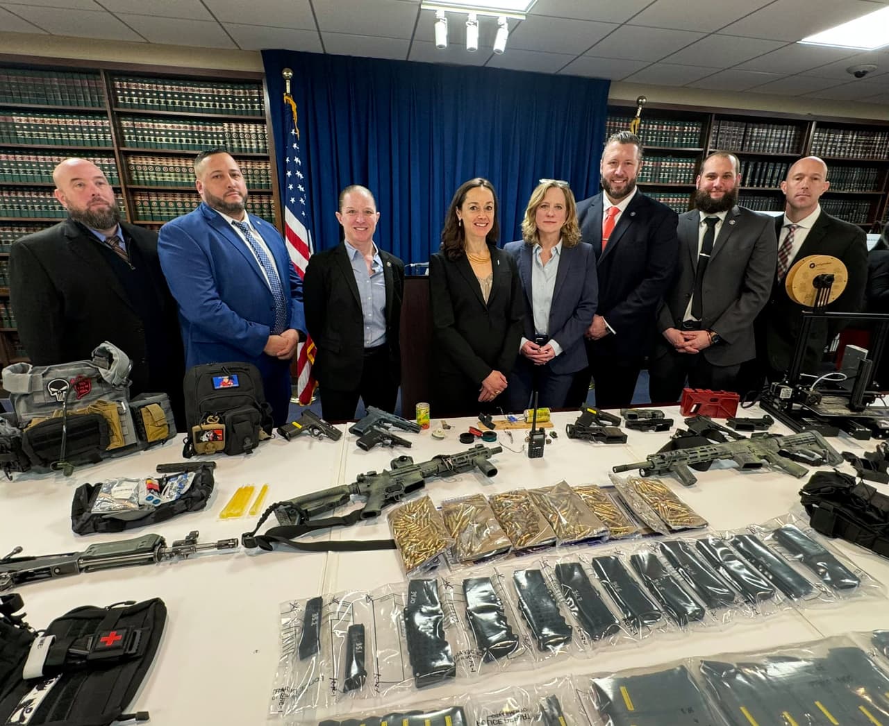 Los hermanos, 
<b>Andrew y Angelo Hatziagelis, fueron puestos bajo arresto</b> y ahora enfrentan 130 cargos relacionados con posesión criminal de armas.
<br>