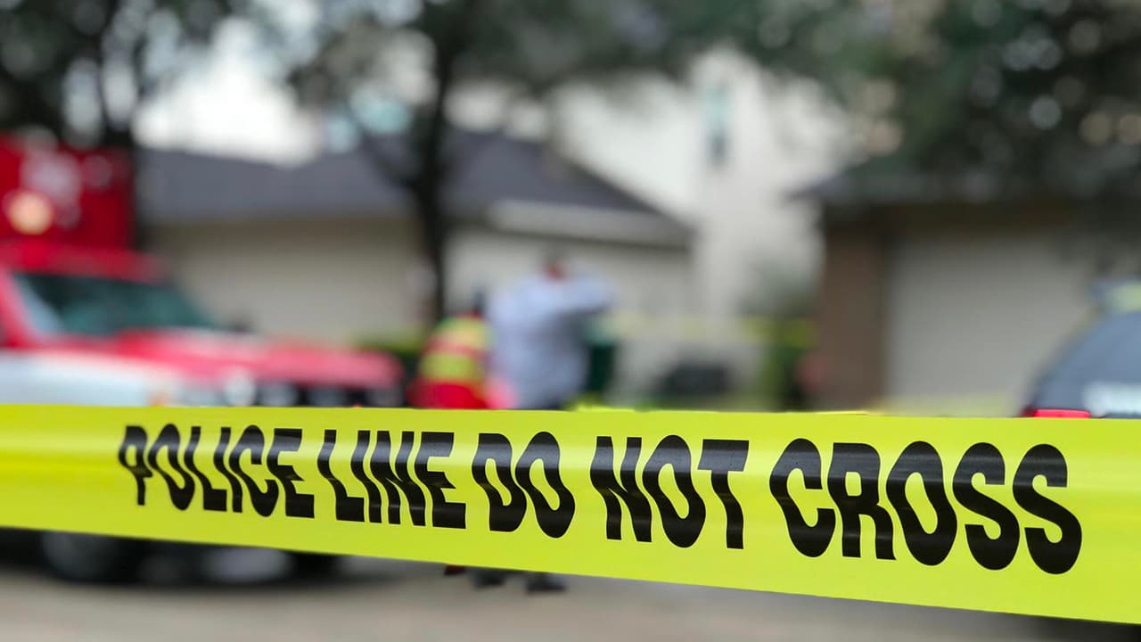 Investigan el hallazgo de dos cuerpos baleados en una vivienda del sur de Houston.